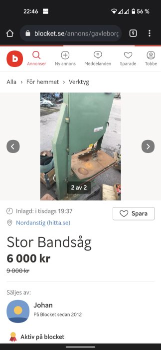 Vertikal grönmålad bandsåg till salu, visad i en verkstadsmiljö.