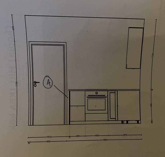 Ritning av ett kökslayout med mått som visar skåp, diskmaskin, spis och en markerad punkt A vid en dörr.