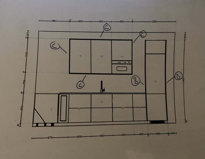 Ritning av ett planerat Ikea-kök med måttangivelser och skåpplacering.