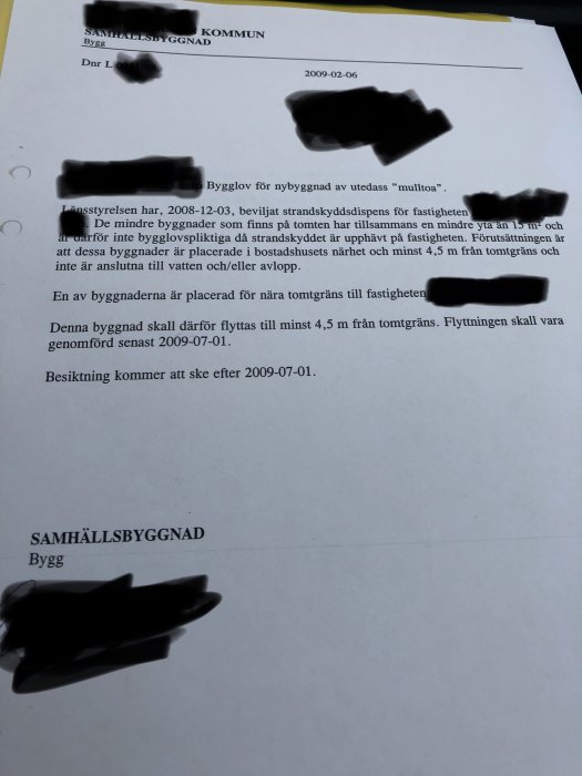Fotografi av ett brev från en kommun angående strandskyddsdispens för en fastighet, med vissa delar av texten överstrukna.