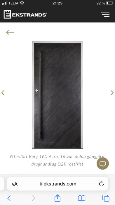 Ekstrands ytterdörr modell Berg 160 Aska med slät skifferstenyta och rostfritt långt dörrhandtag.