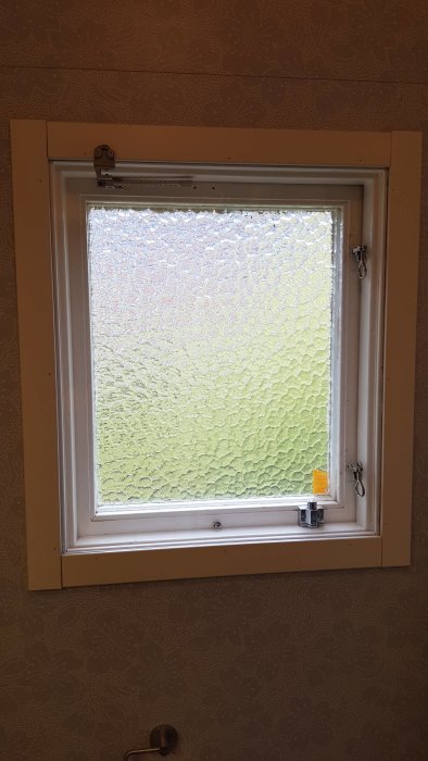 Tvåglasfönster uppgraderat med avtagbar polykarbonatskiva för extra isolering.