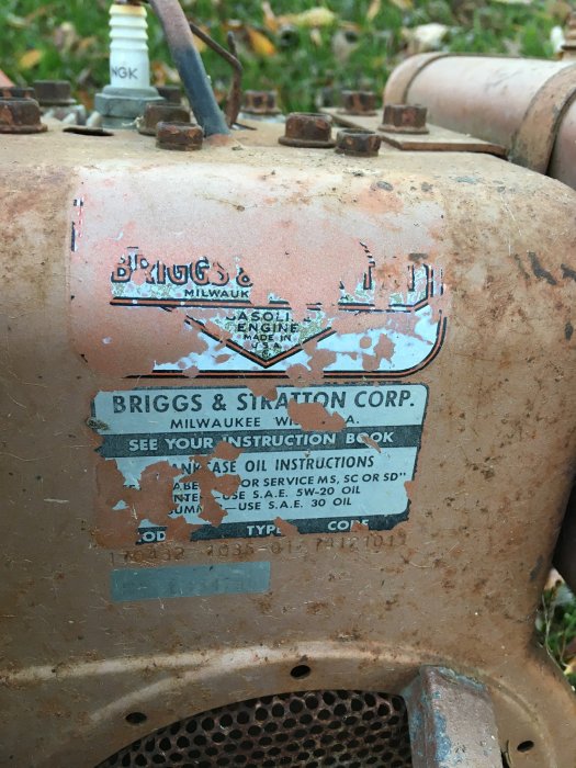 Närbild av en gammal och rostig Briggs & Stratton motor från en jordfräs.