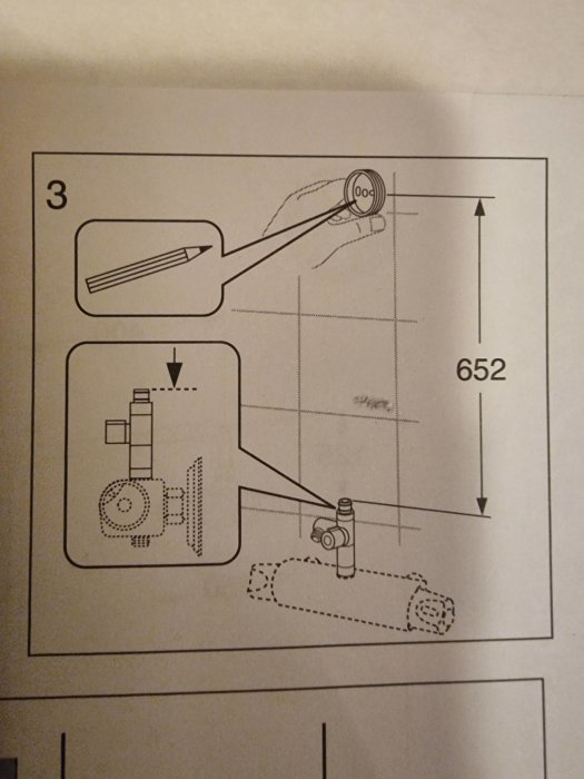 Monteringsinstruktion för takdusch med angivet mått 652 mm mellan delar.