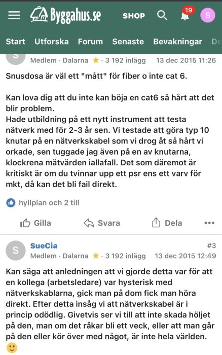 Skärmdump från diskussionsforum med inlägg om böjradie och hållbarhet för nätverkskablar.