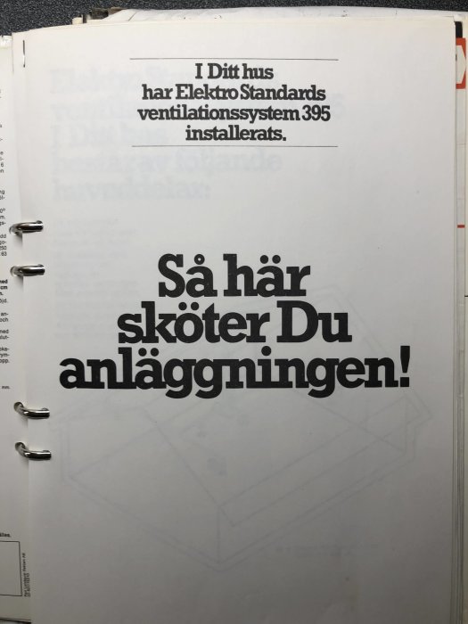 Manual för Elektro Standards ventilationsystem 395 i en pärm, titel: "Så här sköter Du anläggningen!".