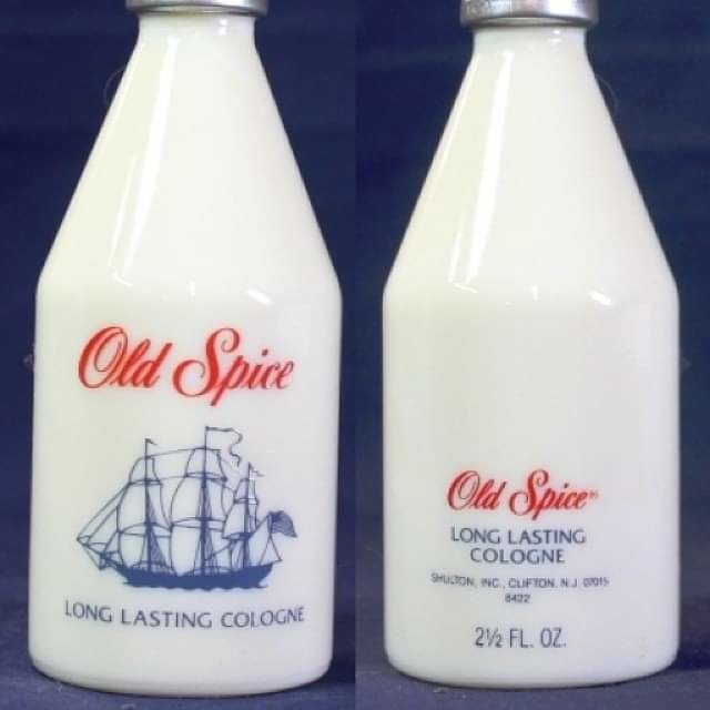 Två flaskor Old Spice-kologne, en med segelbåt och en med endast text.