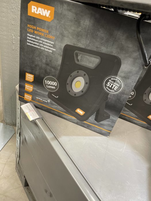 Förpackad RAW-high power LED-arbetslampa på butikshylla, möjlig farsdagspresent.