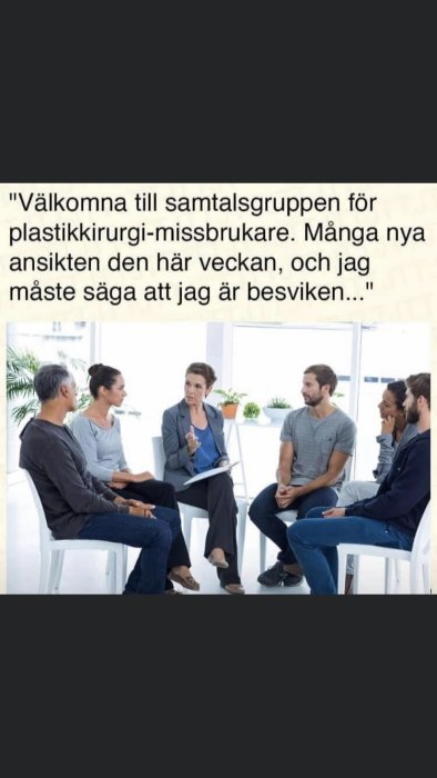 Grupp människor sitter i cirkel under samtal, med en kvinna som leder diskussionen.