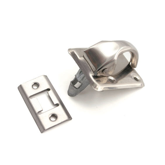 Klassiskt Ticka-skåpsbeslag med genomgående hål, visat bredvid ett motsvarande låsbläck.