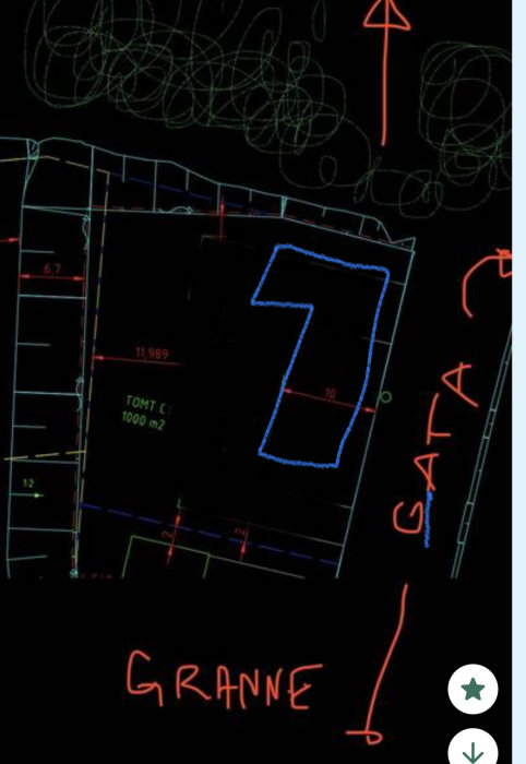 Skitsteckning av husplacering i förhållande till tomten, gatan och grannen, med vardagsrum i vinkel mot norr.