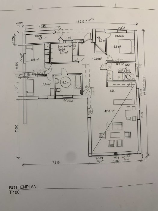 Första utkastet på en planlösning för en villa med markerade rum och mått.