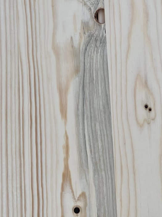 Träyta med vattenfläckar och möjliga tecken på mögel efter att ha stått oövertäckt.