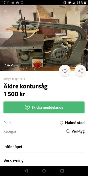 Äldre bänkmonterad kontursåg av metall i en verkstadsmiljö.