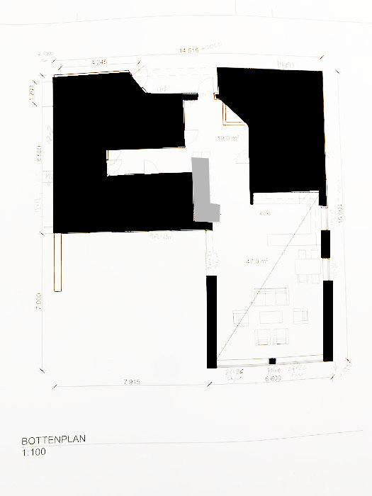 Svartvit skiss av ett bottenplan för hus med måttangivelser och markering av olika rum som kök.