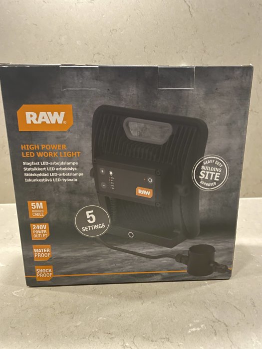 En förpackning av RAW High Power LED Work Light med 5 inställningar och vattentät konstruktion.