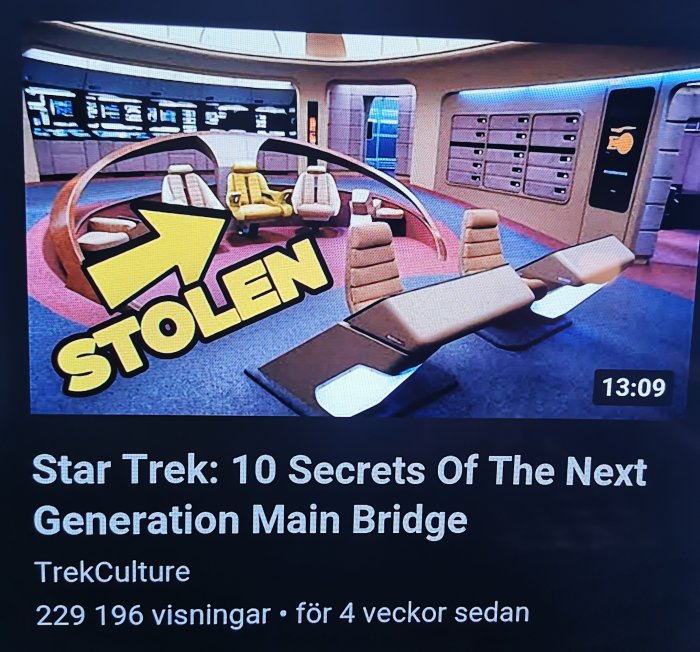 Huvudbryggan från Star Trek: The Next Generation med central kommandostol och skärmar, markerad som "STOLEN".