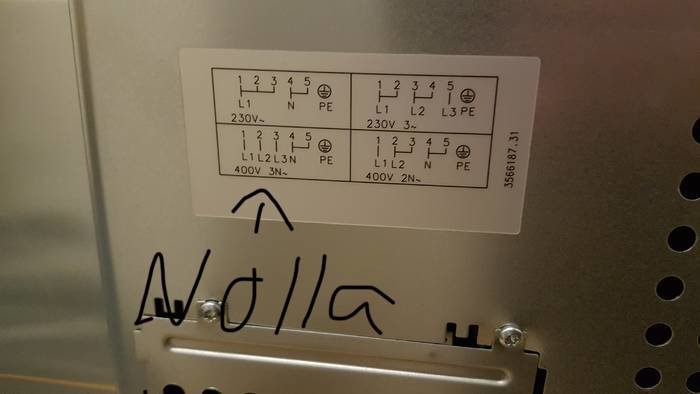 Märkskylt på en spis med påskrift som indikerar 'nolla' som förklaring till 400V 3N~ elektrisk anslutning.