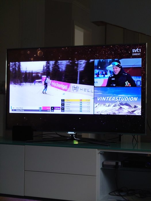 Tv-skärm som visar längdskidåkning och ledartavlan från Vinterstudion på SVT.
