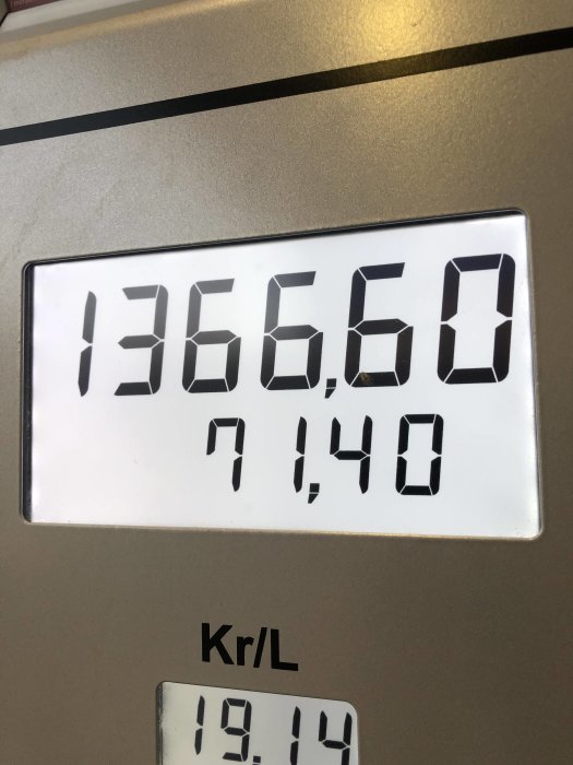 Digital display visar priset 13660 och priset per liter 7.140 kr vid en bensinstation.