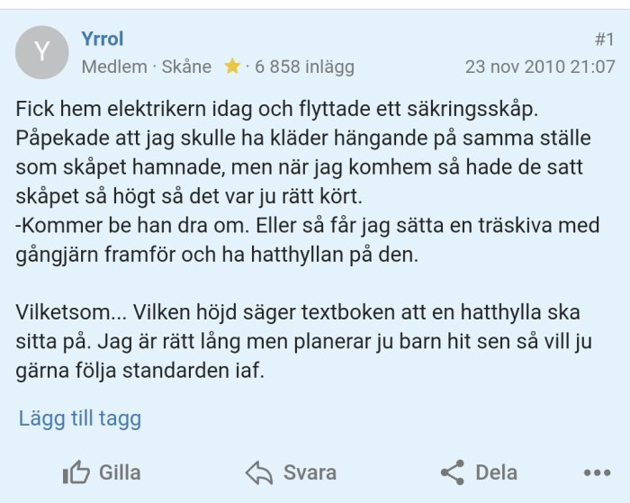 Skärmdump av ett foruminlägg där en användare diskuterar problem med installation av ett säkringsskåp av en elektriker.