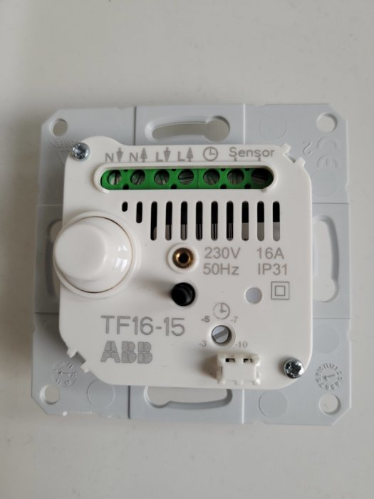 ABB TF-16-15 golvvärmetermostat utan veckotimer, monterad på vägg.