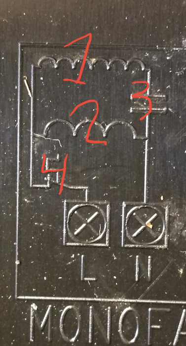 Diagram över elmotor med numrerade delar: 1 och 2 är lindningar, 3 är start/driftkondensator, 4 är termiskt motorskydd.