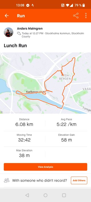 Skärmavbild av löpapp med karta över fullbordad 6.08 km lång löprunda och löpstatistik.