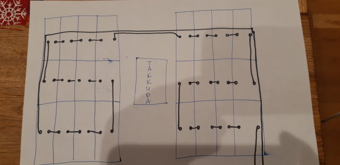 Handritad skiss över placering av 24 solpaneler och kabelläggning över ett tak med takkupa.