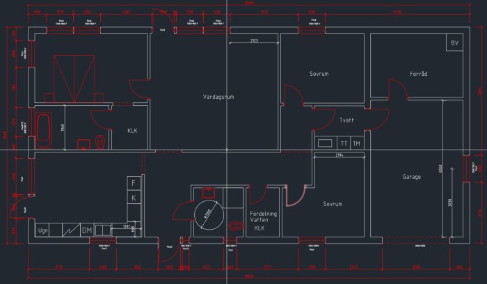 Ritning av ett hus med dimensioner, markerade rum som vardagsrum, sovrum, samt badrumsområde med dusch.