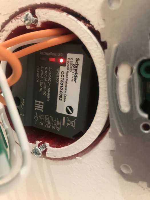 Installation av Schneider dimmer med synliga elektriska kablar och väggfäste.