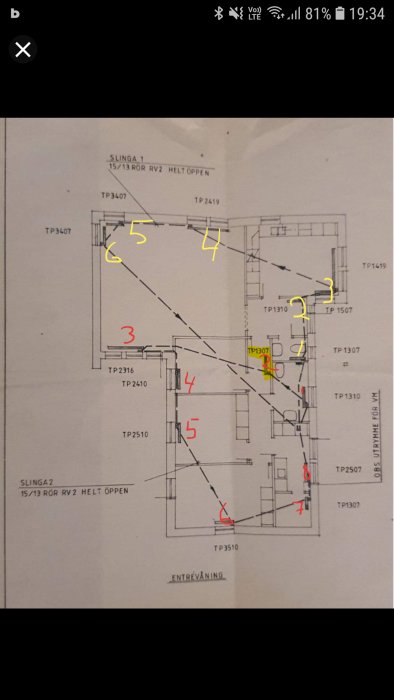 Översiktlig ritning av rörsystem för värme med slingor och markeringar för flödesriktning i ett hus.