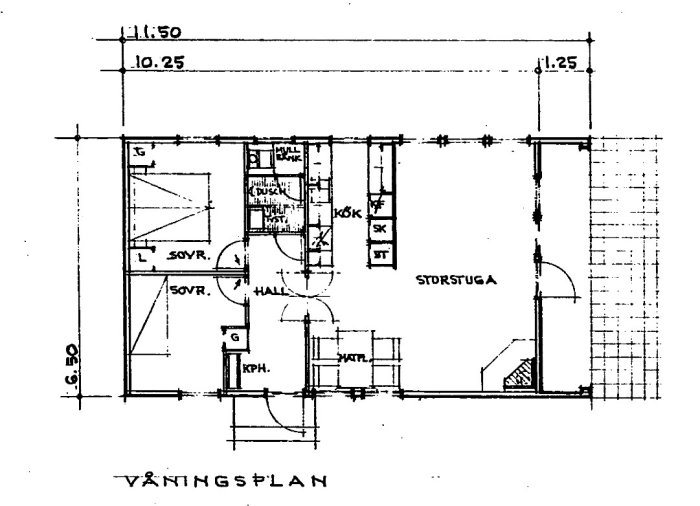 Svartvit ritning av en planlösning för ett hus med markerade väggar som ska rivas för renovering.