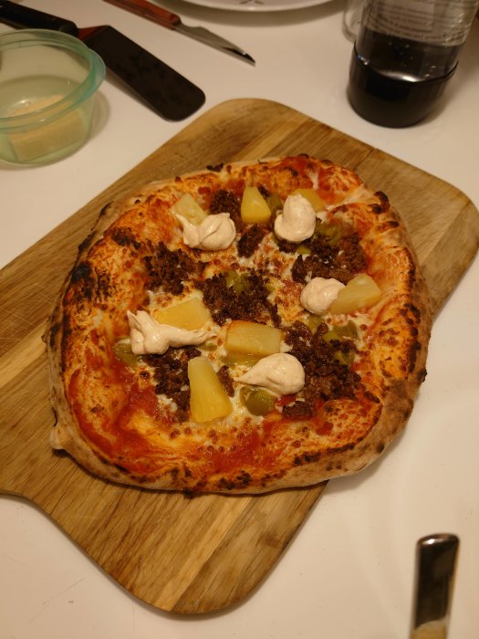 Hemlagad pizza med köttfärs, ananas och ranchdip på en träskärbräda, inspirerad av Tropical Hot.