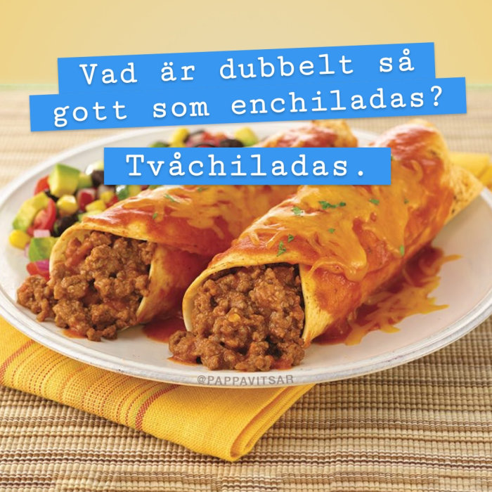 Två enchiladas med fyllning på en tallrik med textskämt "Vad är dubbelt så gott som enchiladas? Tvåchiladas.