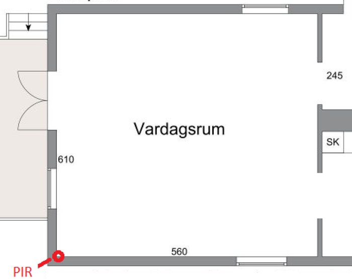 Planritning av vardagsrum med en markerad PIR-detektor vid en dörr.