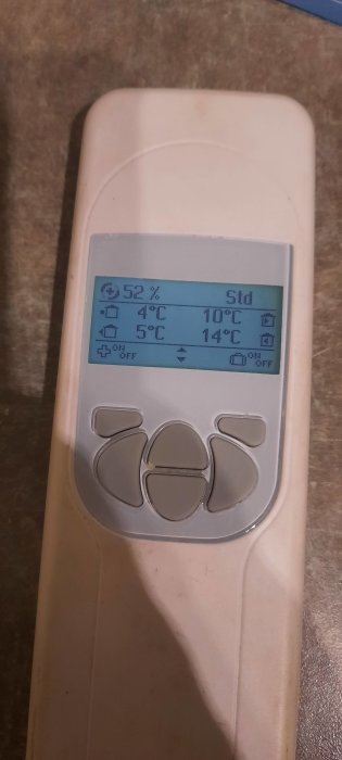 Digital termostat visar 52 % fuktighet, temperaturvärden och olika indikatorer på en blå bakgrund.