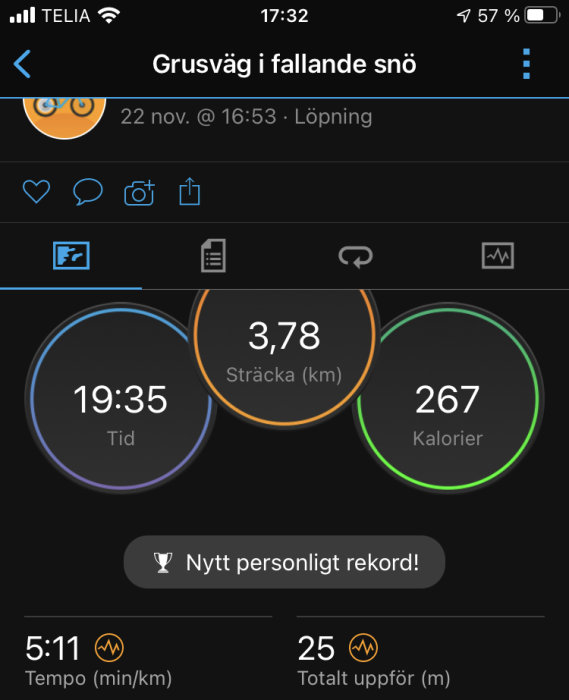 Skärmavbild av träningsapp som visar löpdistans, tid, kalorier, tempo och höjd ökning.