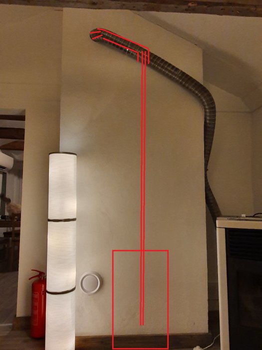 Inredning med stående lampa, brandvarnare, brandsläckare och kamin, med röda markeringar som visar tänkt byggprojekt.