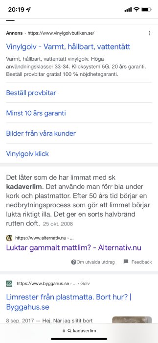 Skärmbild av ett foruminlägg om problem med gammalt mattlim under golv, med en reklam för vinygolv överst.