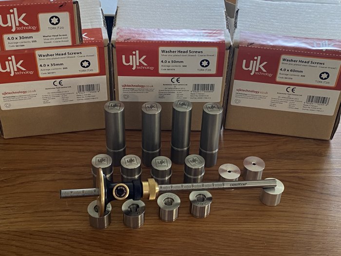 Verktyg och förpackningar med skruvar från Swedendro för att bygga inbyggda garderober.