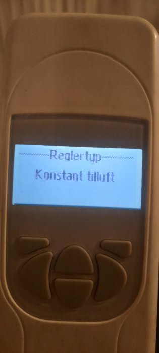 Thermostat display showing the text "Reglertyp - Konstant tilluft", indicating a constant air supply setting.