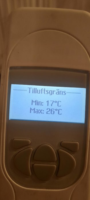 Digital termostat visar tilluftstemperatur med min 17°C och max 25°C.