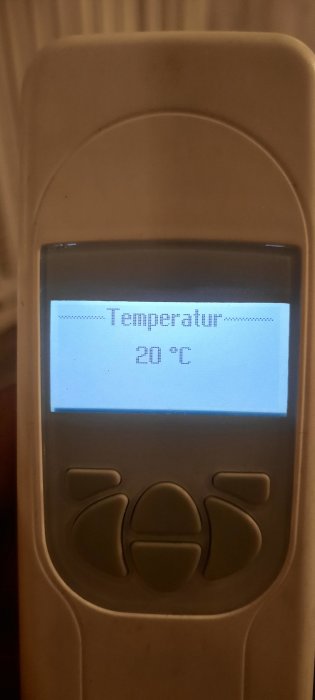 Termostat visar temperaturinställning på 20 grader Celsius.