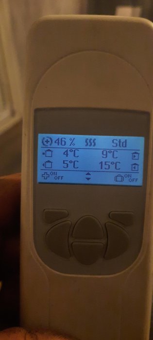 Handhållet display för värmesystem som visar temperaturinställningar och ikoner för batteristatus och eftervärme.