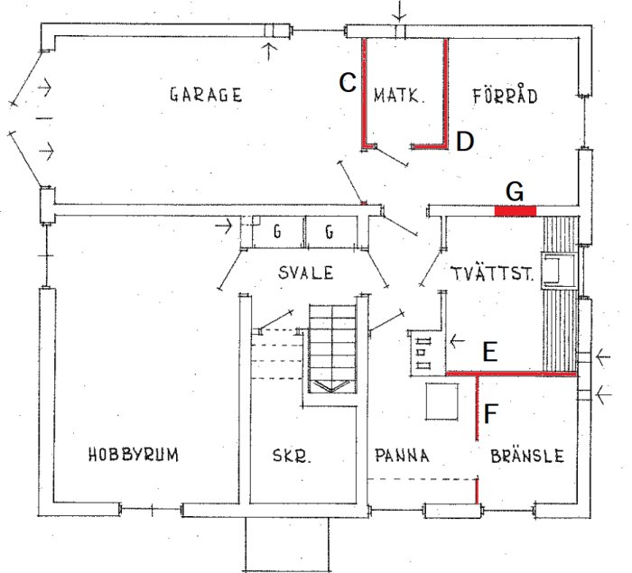 Ritning över bottenvåningen i ett hus med markerade väggar som diskuteras för ombyggnad, inklusive hjärtvägg och tvärgående vägg.