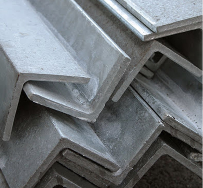 Kuva esittää pinoa metallisia vinkelteräksiä, jotka ovat päällekkäin.