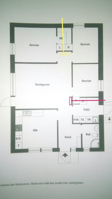 Ritning av en lägenhetsplan med markeringar för föreslagen installation av luftvärmepump vid sovrumsdörr (gul) och vardagsrum (röd).