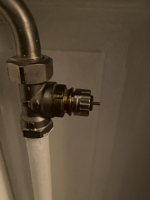 Radiatorventil utan termostat med framträdande pinne fotograferad i ett hem.