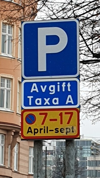 Parkeringskylt som visar "Avgift Taxa A" och tidsbegränsning "7-17 April-sept".